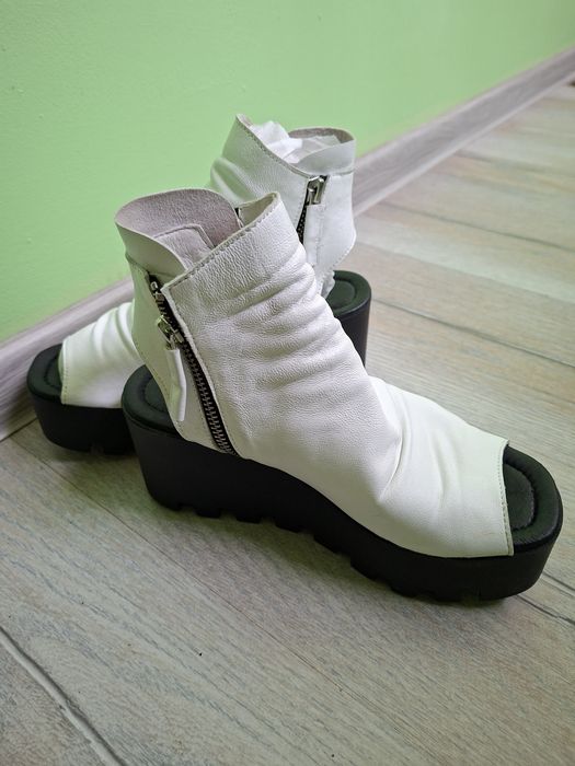 Vand sandale din piele.