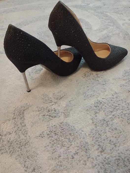Pantofi aproape noi negrii cu pietricele negre