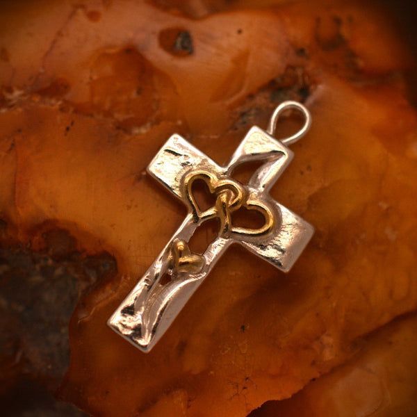 Сребърен медальон 925 „Тройно сърце в кръста“ – символ на любов, вяра