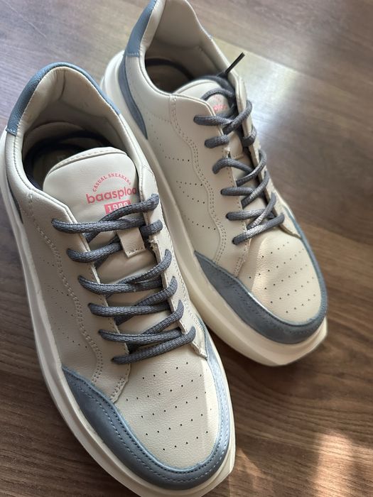 Женские кроссовки