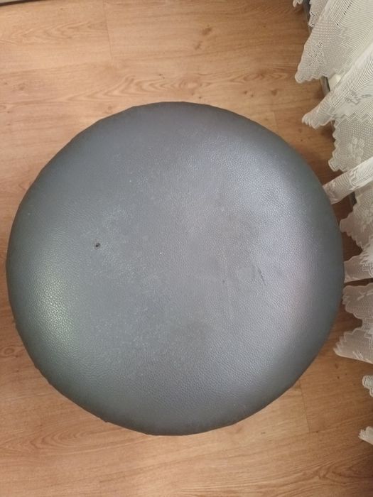 Маса и 2 бр.кръгли табуретки