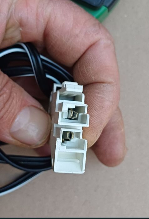 Incarcator baterii PEG PEREGO plumb acid 6v pentru masini copii. 
Este