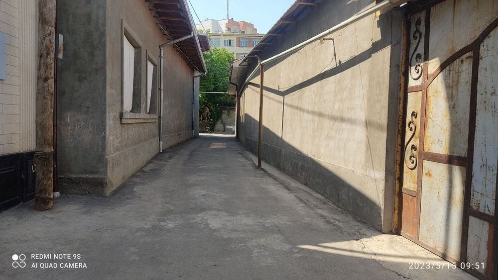 Участок метро олдида