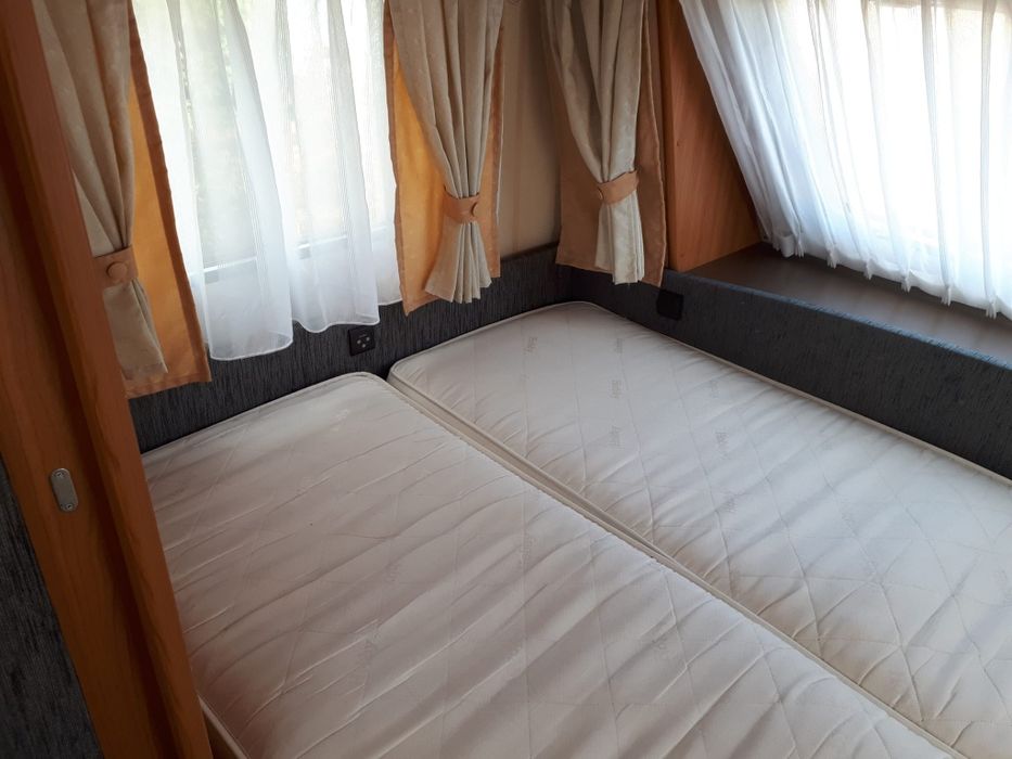 Vând rulota Hobby cu două spatii de dormit