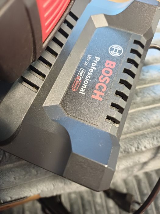 Чисто нова батерия 18V със заряднодно BOSCH