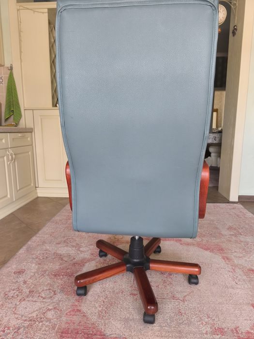 Продам кресло руководителя