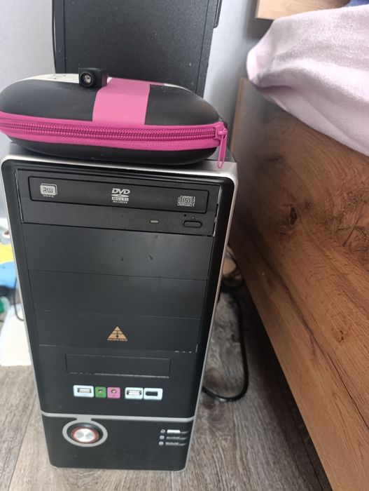 Продаю компьютер и стол к нему