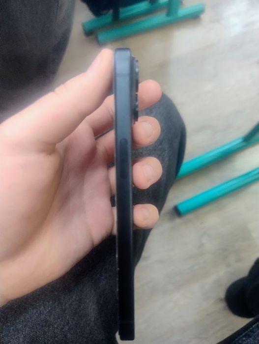 Vând iPhone 15 256 gb