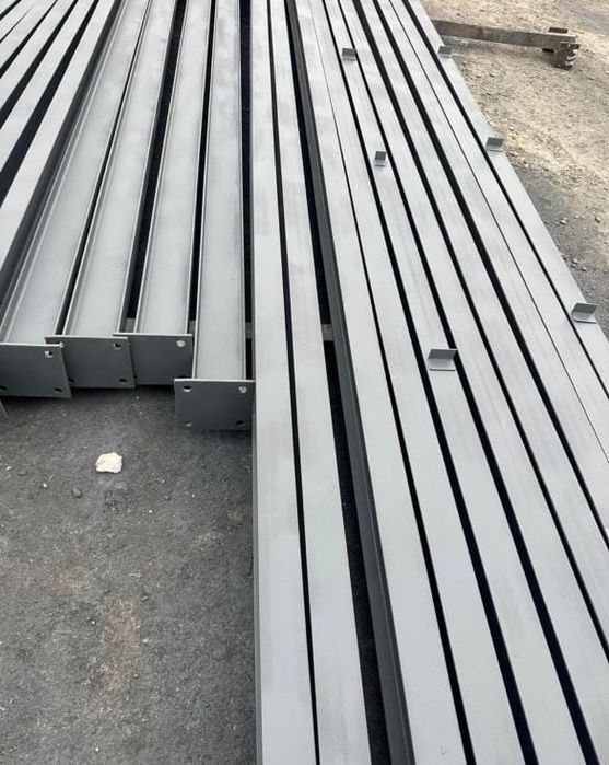 Vând stâlpi și ferme (Structura metalică)