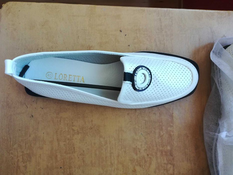 Бели обувки с перфорация