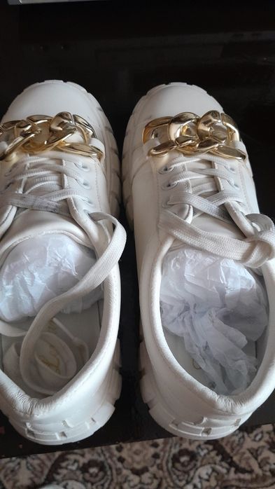 Фирменные кроссовки