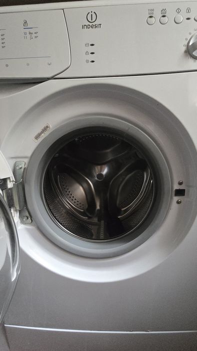 Mașină de spălat rufe Indesit WIN 110 + cuptor cu microunde CADOU