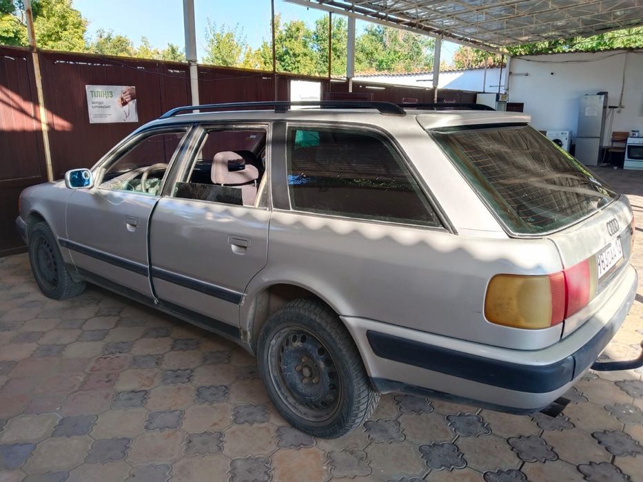 Машина Audi 1992      года