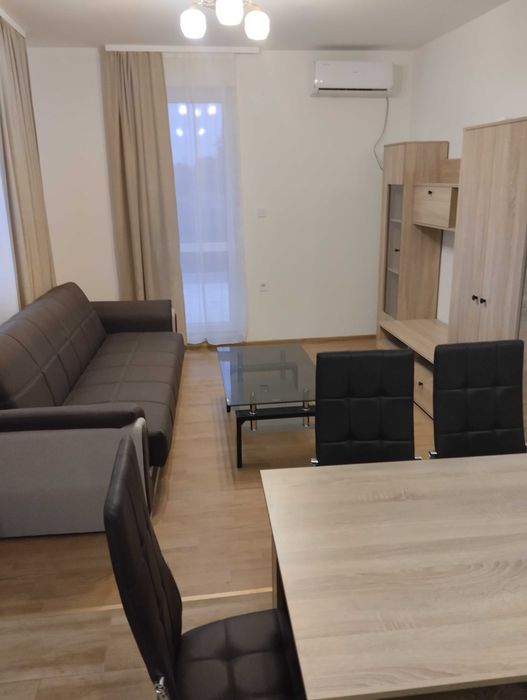 Частно лице отдава нов 3 стаен просторен апартамент 100 м2.