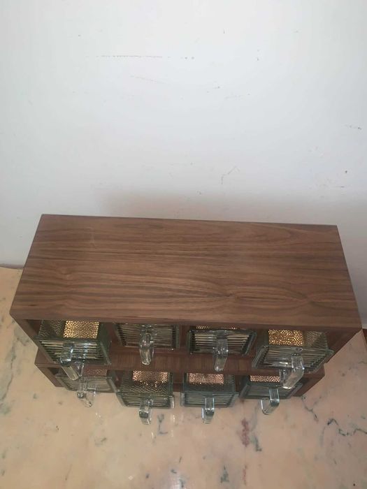 Raft de bucatarie cu pahare de sticla