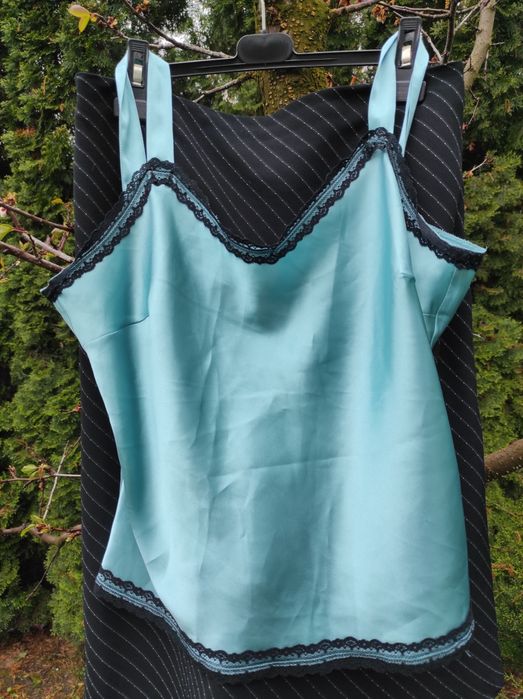 Costum practic și elegant.