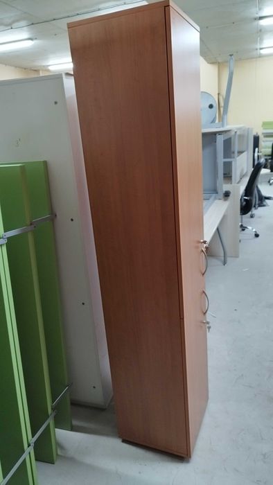 Еднокрил гардероб с рафтове  със заключване - Офис шкафове 54/200/40