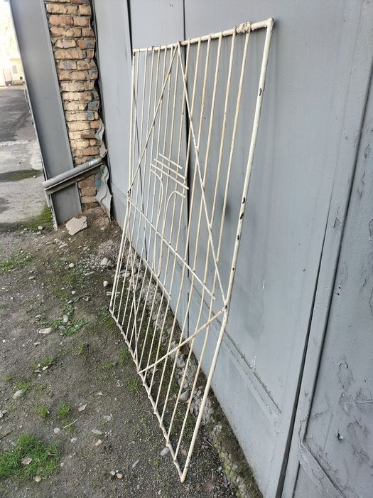 Продается железная решётка.