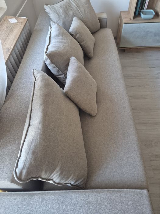 Canapea extensibilă 3 locuri, stofă crem/bej + 5 perne incluse/ Stare foarte bună