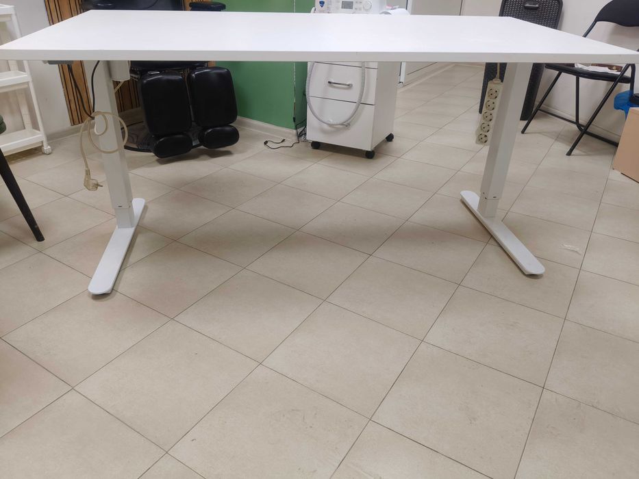 Регулируема работна  маса