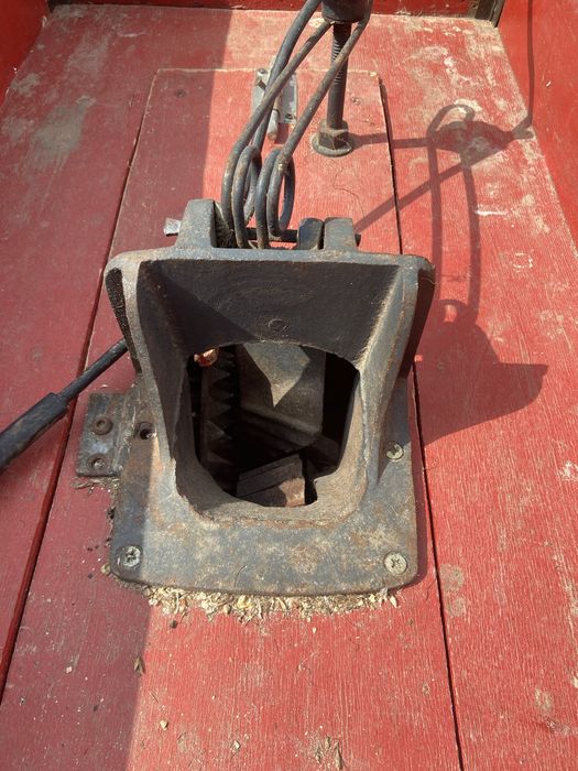 Masină pentru desfăcut (sfârnit) porumb la 220 v