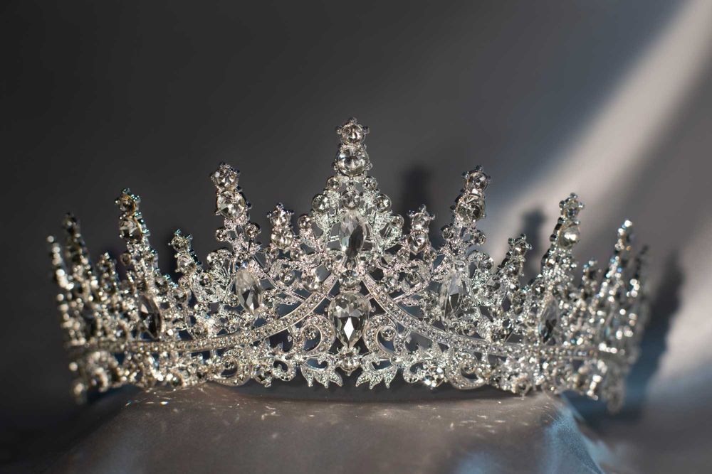 Диадема, корона с прозрачными кристаллами. Доставка включена.