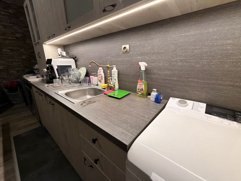 Продава се кухня и фурна с котлони.