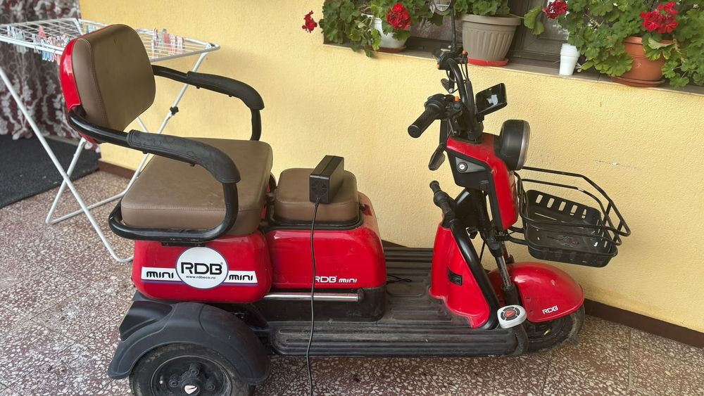 Vând triciclu foarte puțin folosit