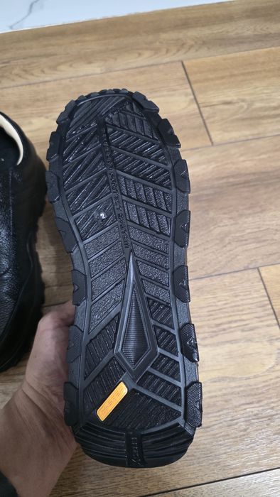Продам зимние кроссовки 42 размер