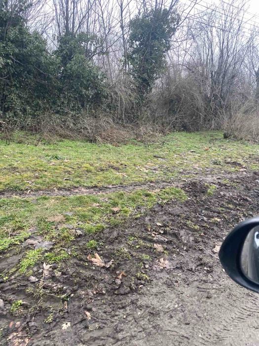 Продава се дворно място в регулация 2250 кв. м. На ъгъл - с. Селановци