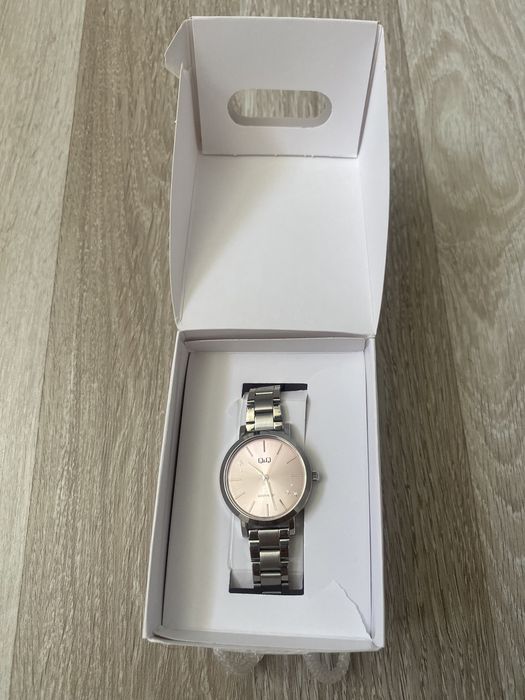 Ceas Q&Q in garantie, rezistent la apa