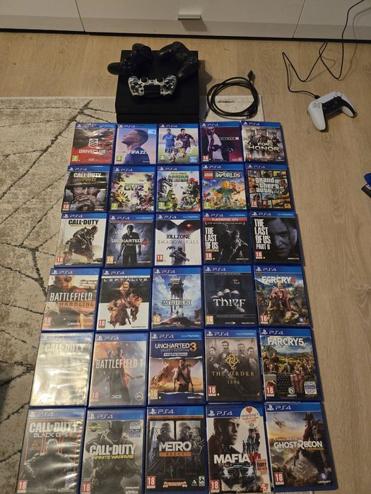30 jocuri PS4 + Consola PS4 cu 1 TB si 3 manete