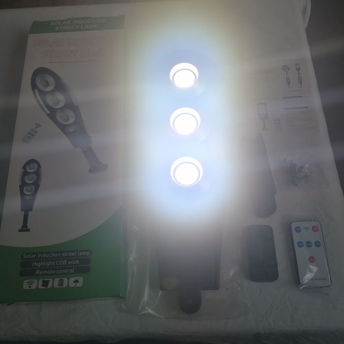 Lampa de strada noua cu panou solar foarte mare și telecomanda, montaj ușor, fără fire și fără electrician