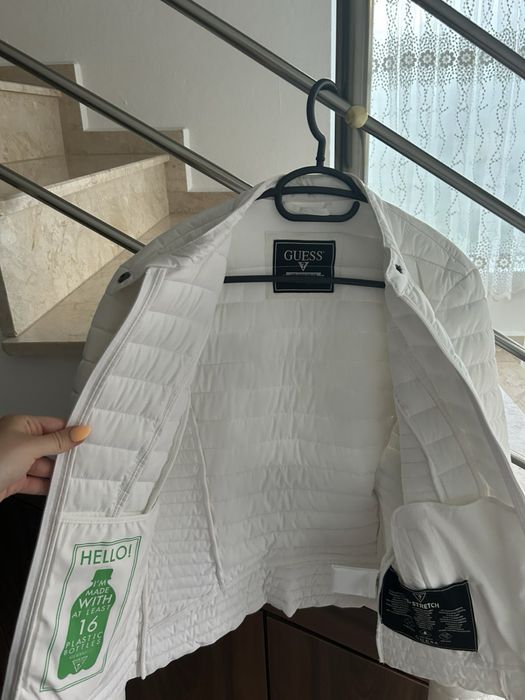 Продавам яке на марката GUESS, размер M. Носено само веднъж, без никакви забележки. Цена: 50 €.