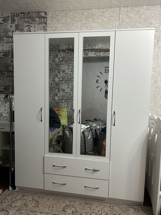 Распашной шкаф с зеркалами