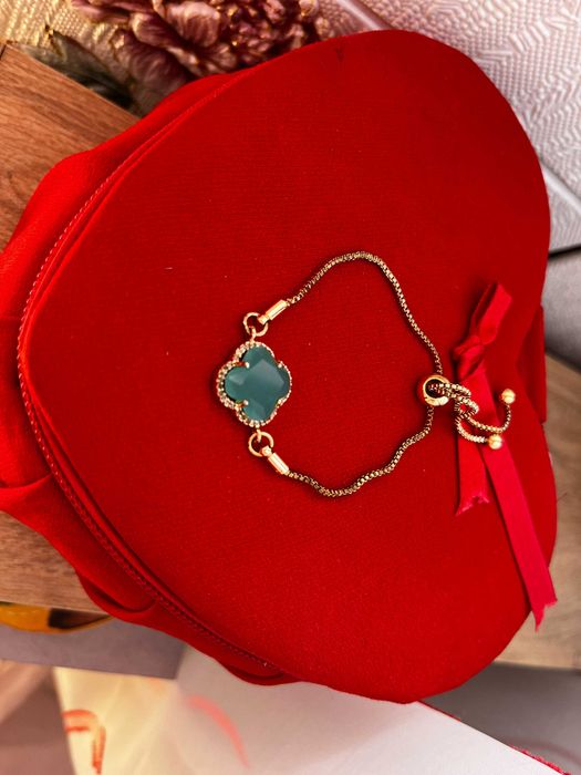 Златиста гривна Swarovski с зелена детелина