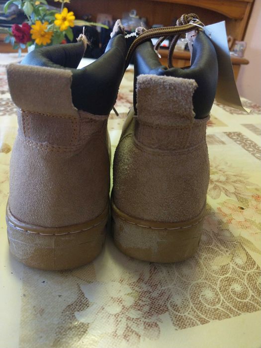 Продавам чисто нови обувки / боти /