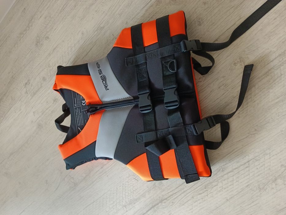 Спасательный жилет