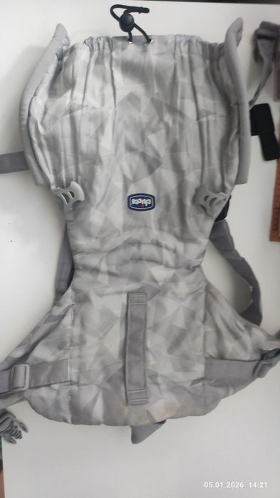 Ергономичната раница за носене на бебе chicco Easy Fit (0+)