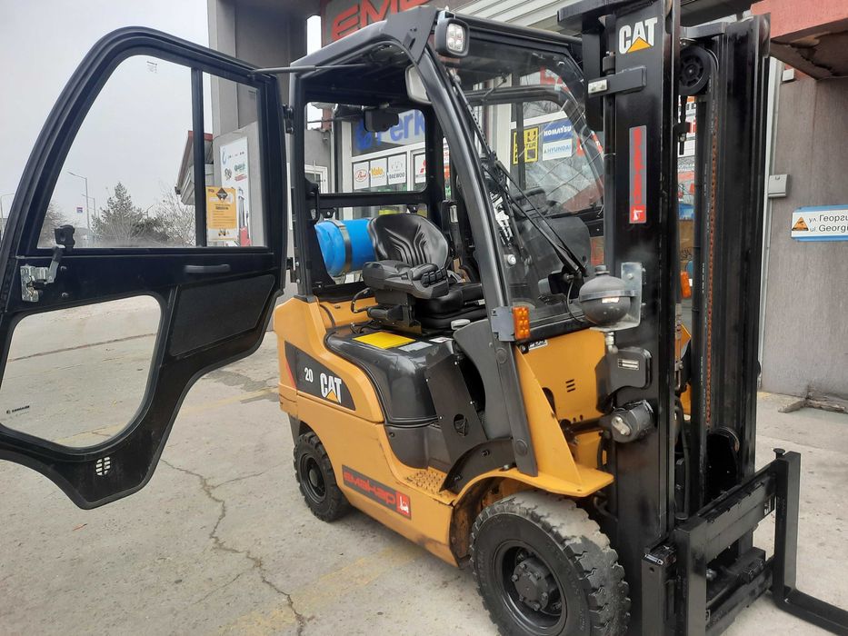 Газокар Катерпилар и Ножична палетна количка с товароподем 1500кг.