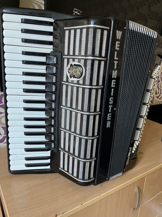 Продавам Акордеон Weltmeister Cantus IV