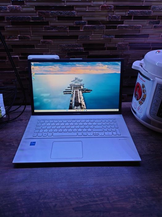 Asus Vivibook 17,3 inch• i5-11 TH gen• 512gb• 16gb ram se• Asus  X712E. Model 2022-2023