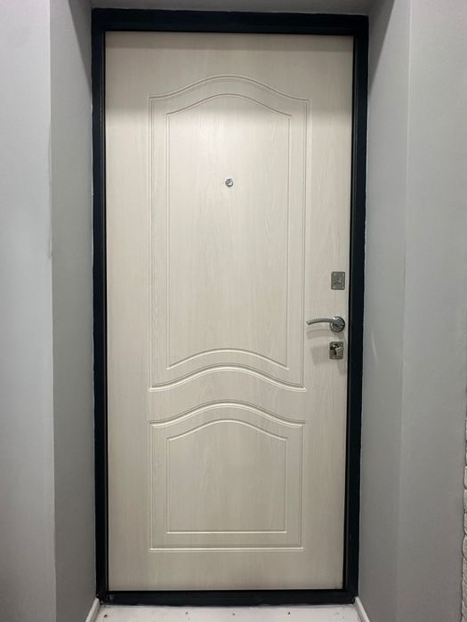 Продам железную дверь