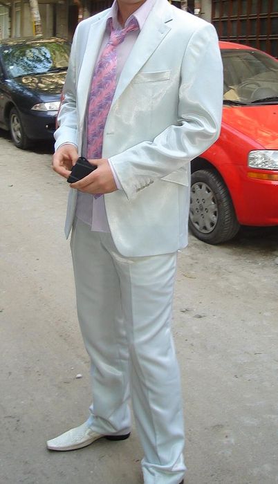 Мъжки костюм с риза и вратовръзка .