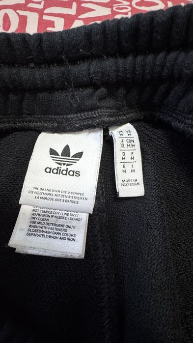Vand pantaloni scurti Adidas sst negri, marimea M in stare foarte buna.Pret 80 lei