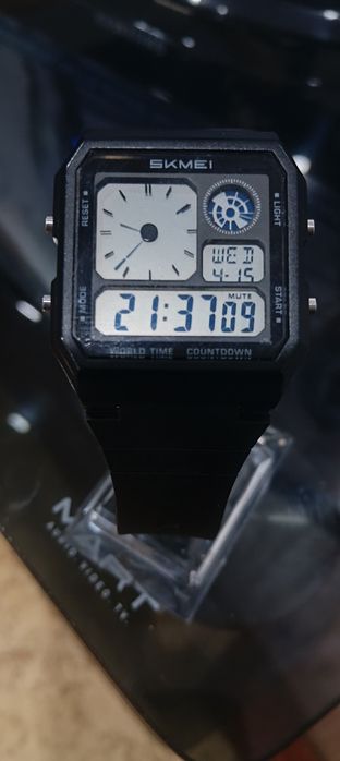 Часы Orient College.