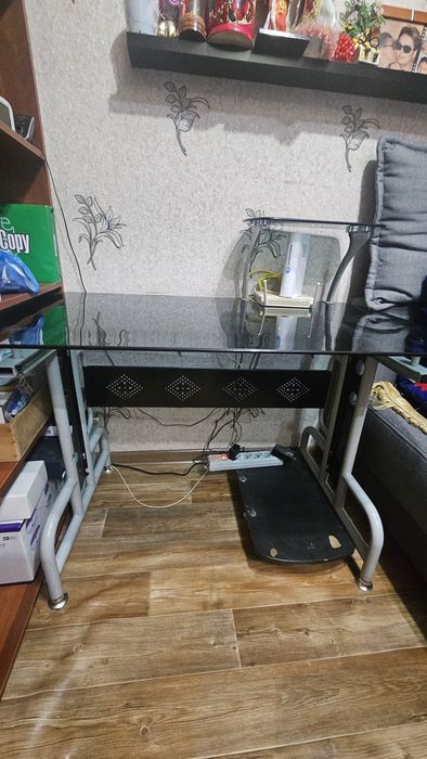 Продам стол с креслом
