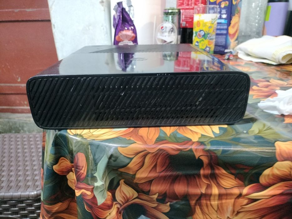 Xbox 360 cu senzor kinect și 2 controalere. 17 jocuri printre care GTA ,Minecraft, cal of duty Modern Warfere și altele,FIFA street