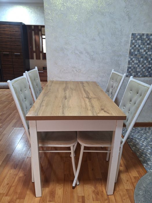 Продается кухонный стол и 4 стулья