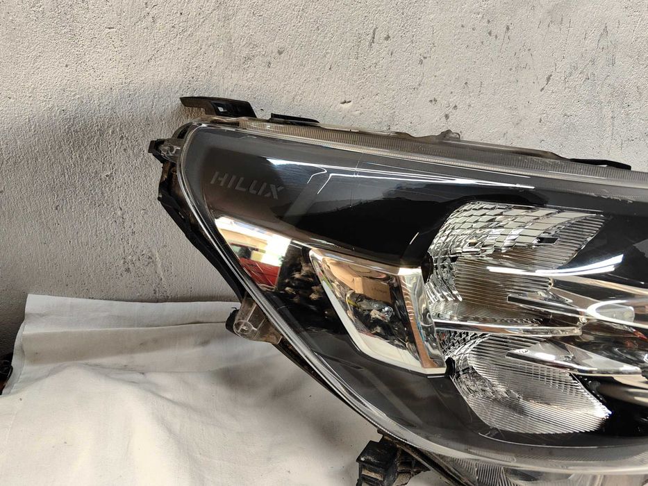 Оригинален фар Тойота  Toyota Hilux 2018